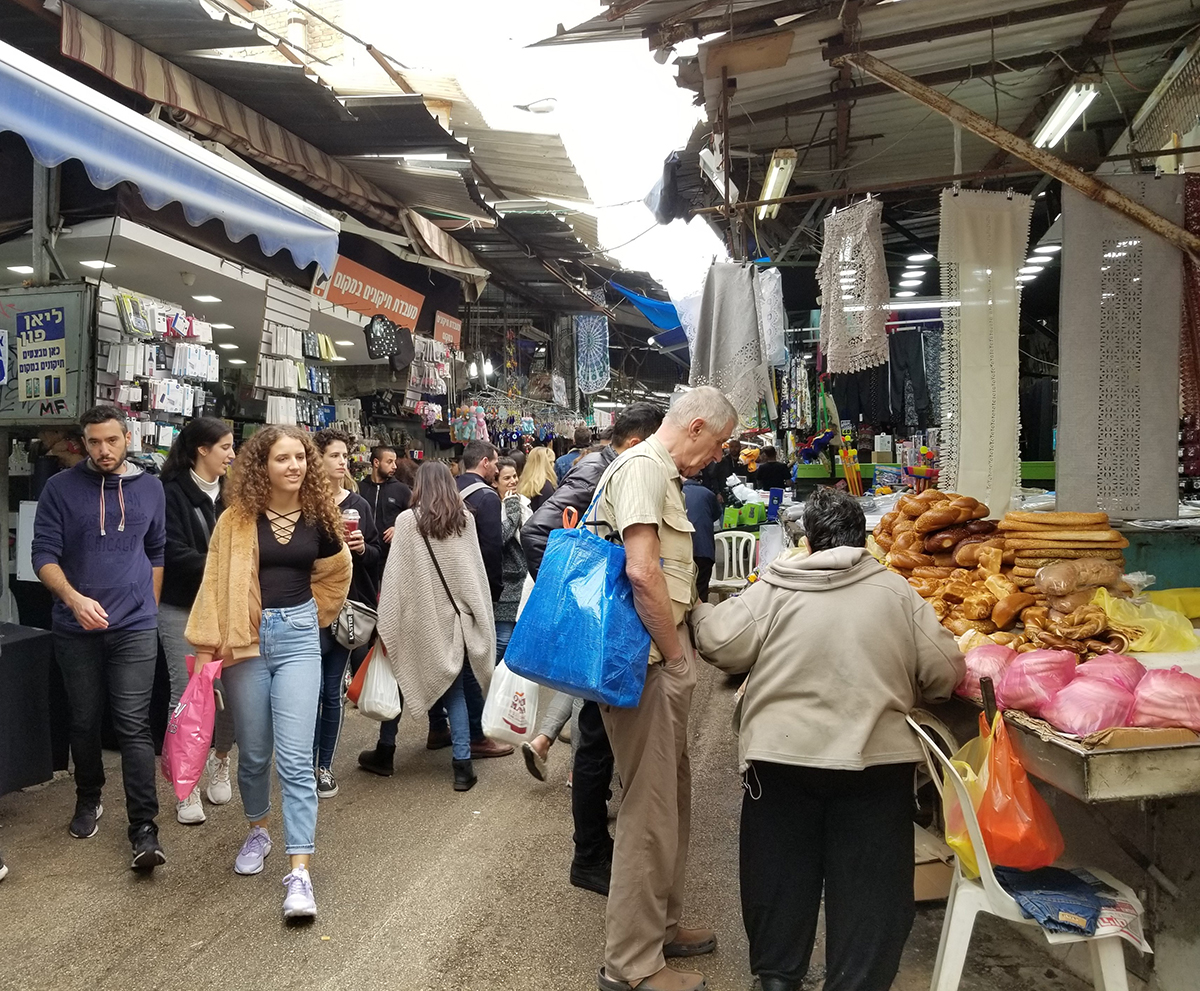 38. SHUK HA CARMEL....Insert After Paragraph 1 AFTER.... chicken and vegetables on the grill.