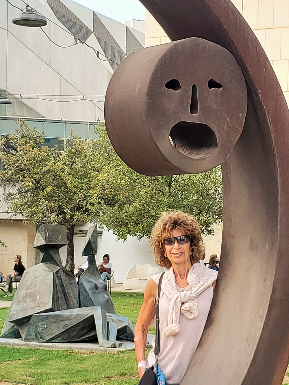 14.TEL AVIV MUSEUM OF ART.Insert AFTER... paragraph 2 After... in a gaden plaza populated by sculptures.NOTE... VERTICAL PHOTO. Place UPRIGHT