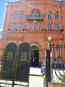 book-a-guided-group-or-private-tour-of-the-synagogues